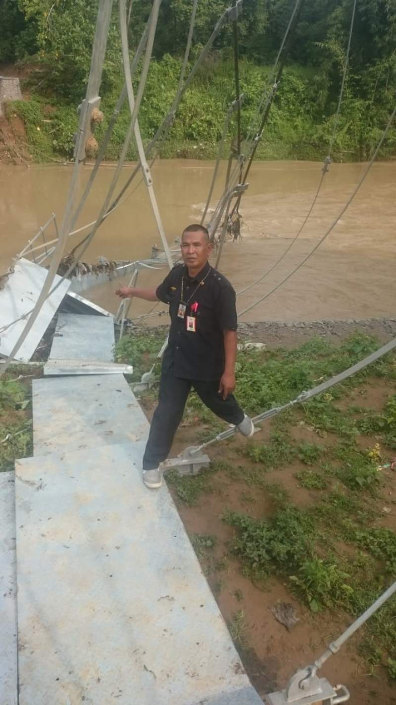 Diduga Gagal Konstruksi, Jembatan Gantung di Kampung Keramat Solear Ambruk