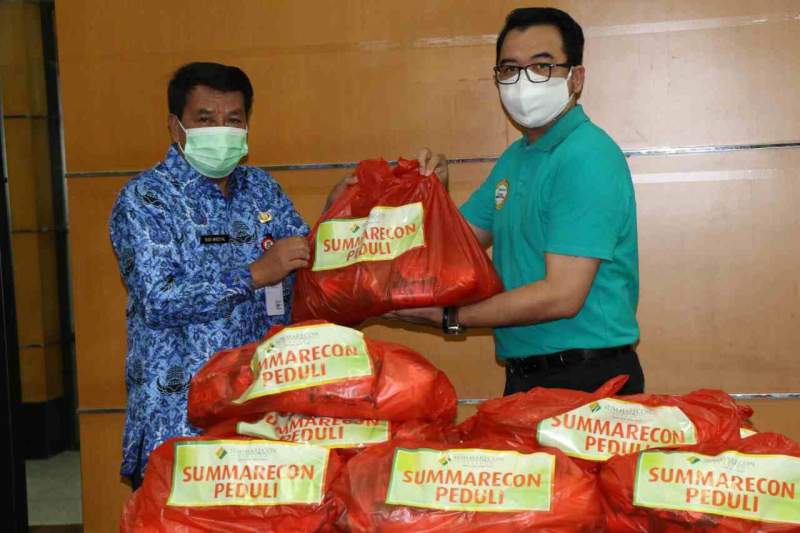 Foto : Sekda Kabupaten Tangerang Terima Bantuan Sembako Untuk Masyarakat