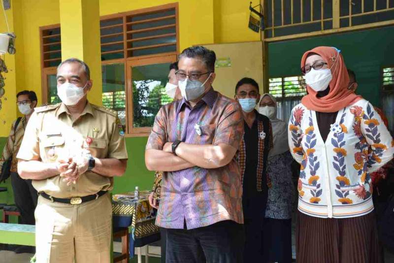 Foto : Bupati Tangerang A. Zaki Iskandar Bersama Wakil Ketua Komisi X DPR RI Dede Yusuf dan Desy Ratnasari