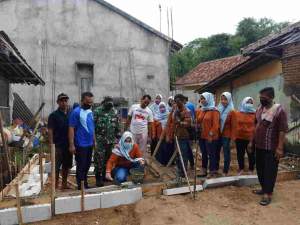 Foto : Pemdes Slapajang  Hj. Yulia Widianti Gelar Peletakan Batu Pertama Program Bedah Rumah