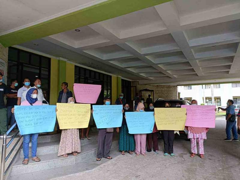 Protes Ke Pemkab Tangerang, Ratusan Emak-Emak Desa Sentul Dukung PT. SLI Untuk Beroperasi Lagi