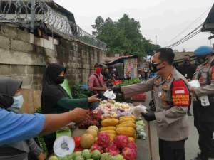Foto : Kapolresta Tangerang Bagikan Masker di Pasar Cikupa