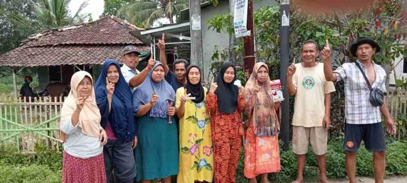 Peduli Lingkungan Warga Desa Pangkat, Ahmad Judin Pasang 25 Lampu Penerangan Jalan Umum (PJU)