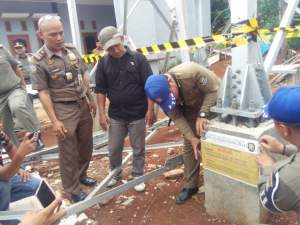 Anggota Satuan Polisi Pamong Praja (Satpol PP) Kabupaten Tangerang segel tower bodong.