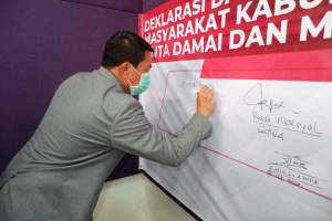 Foto : Sekda Pimpin Deklarasi Cinta Damai Bersama Forkopimda, Ormas, Tokoh Agama, Ormas dan Etnis di Tangerang