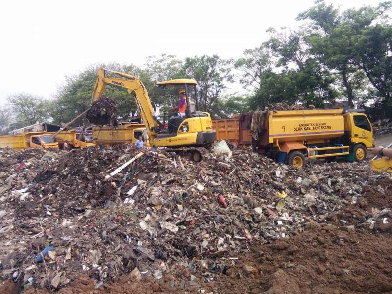 DLHK Bersihkan Sampah di Bantaran Sungai Cisadane