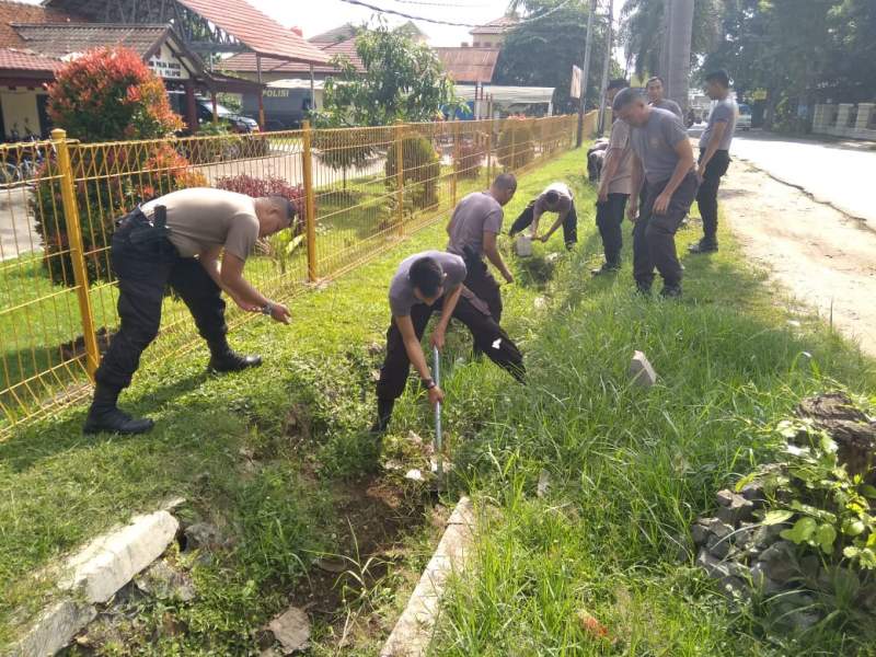 Personel Brimob Polda Banten Laksanakan Gotong Royong
