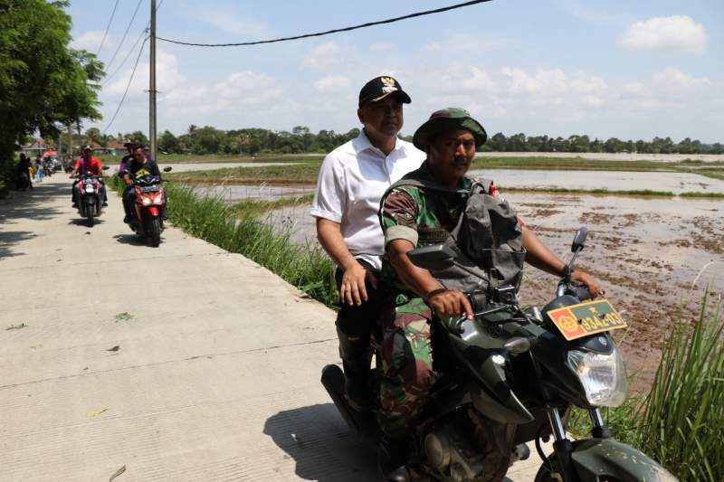Bupati Tangerang, A. Zaki Iskandar, mengendarai motor blusukan meninjau lokasi banjir di Cisoka dan Solear