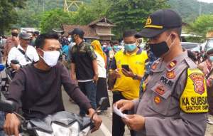 Foto : Petugas Kepolisian Polres Sukabumi Sedang Razia Pelanggar Protokol Kesehatan 