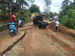 Warga Resah Jalan Antar Kecamatan Cibadak - Cikulur Lebak Amblas