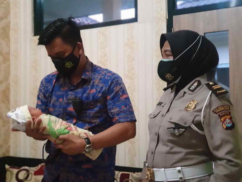 Foto : Satlantas Polresta Tangerang Bantu Tali Asih Bayi yang Ditemukan di TPU