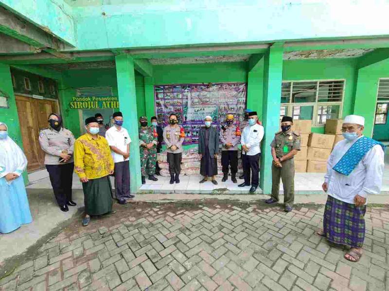 Foto : Kapolresta Tangerang Kombes Pol Ade Ary Syam Indardi Berikan Bantuan Beras dan Sandal ke Ponpes di Cisoka 
