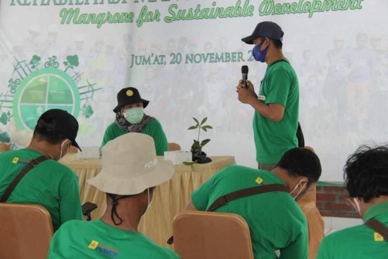 Foto : Rita Triani Selaku General Manager PLTU Bersama Jajaran dan Dinas Perikanan Kabupaten Tangerang Menanam Mangrove di Ketapang