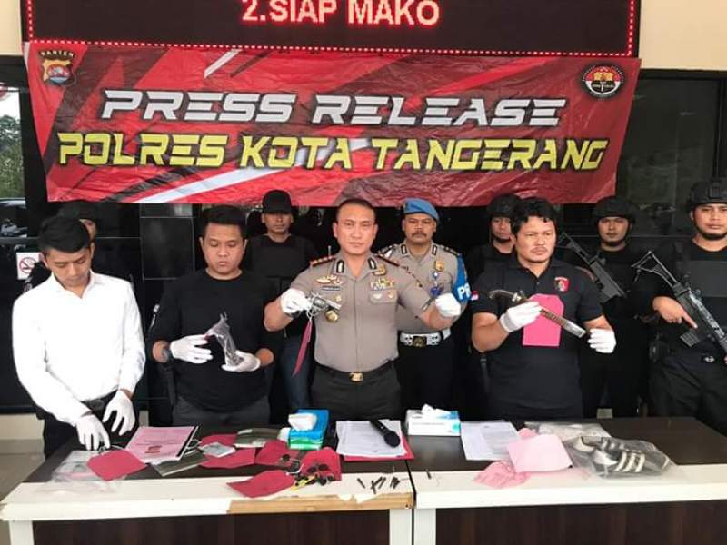 Kapolresta Tangerang Kombes Sabilul Alif menunjukkan pelaku dan barang bukti kasus curas.