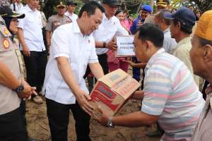 Kabareskrim Mabes Polri Komjen Pol Listyo Sigit Prabowo menyerahkan bantuan kepada warga terdampak banjir di Kecamatan Sajira, Kabupaten Lebak.