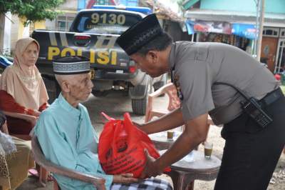 Tim Jum&#039;at Barokah Polda Banten Berikan Bantuan untuk Warga Kurang Mampu