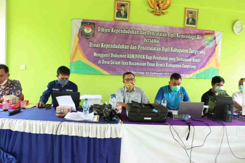 Peduli Banjir, Disdukcapil Kabupaten Tangerang Layani Pencetakan Adminduk di Gelam Jaya