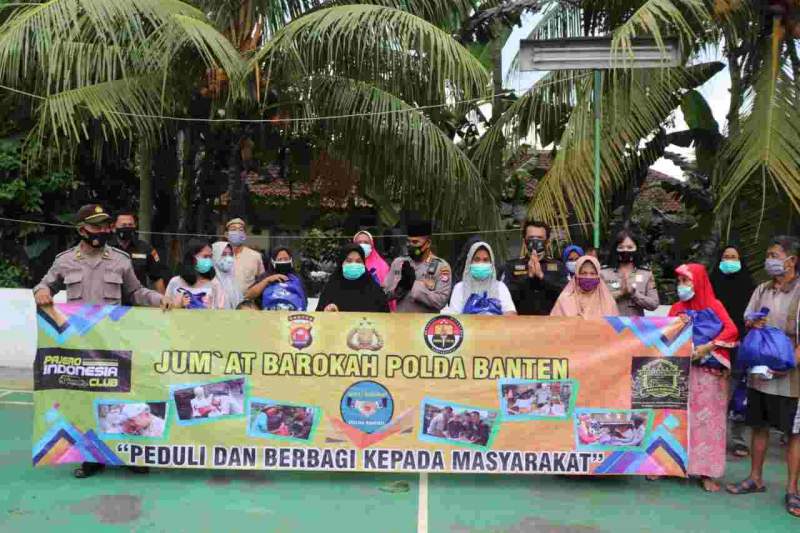 Foto : Peduli dan Empati Masyarakat Terdampak Covid-19, Polda Banten Jalankan Program Jum'at Barokah