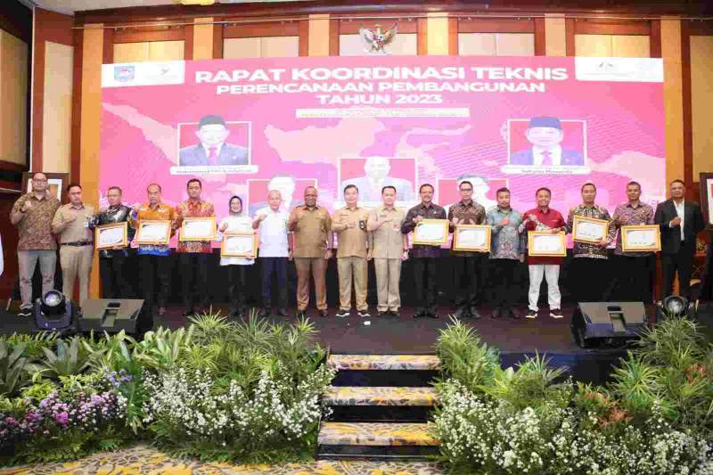 Sekda Moch Maesyal Rasyid Terima Penghargaan Askompsi Digital Leadership Government Awards 2022