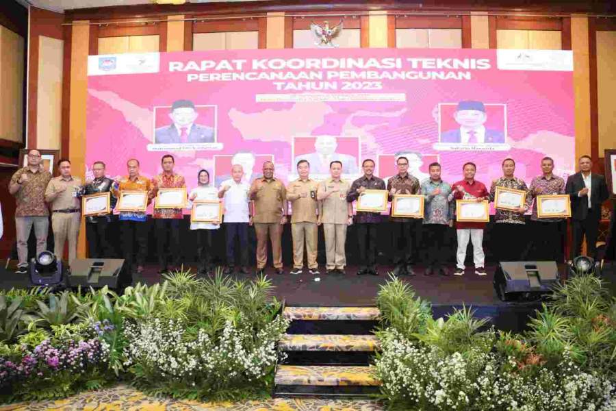 Sekda Moch Maesyal Rasyid Terima Penghargaan Askompsi Digital Leadership Government Awards 2022