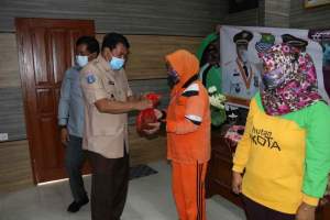 Foto : Sekretaris Daerah (Sekda) Kabupaten Tangerang Moch. Maesyal Rasyid Berikan 3 Ton Ikan Untuk Petugas Kebersihan