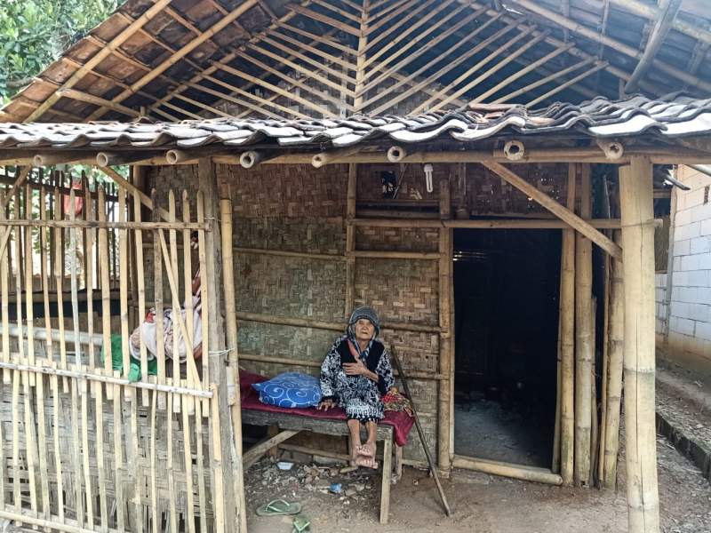 Tinggal Digubuk Reot, Nenek Renta Asal Cisoka Butuh Perhatian Pemkab Tangerang