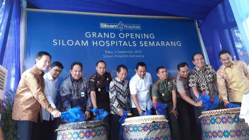 Walikota Semarang, Hendrar Prihadi bersama CEO Lippo Group, James Riady meresmikan rumah sakit Siloam ke-34 di Semarang.