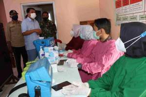 Sekda Tinjau Vaksinasi Di RW 08 Perumahan Taman Kirana Kecamatan Solear