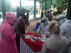 Foto : Personel Bidhumas Polda Banten Lakukan Pemeriksaan Swab Antigen