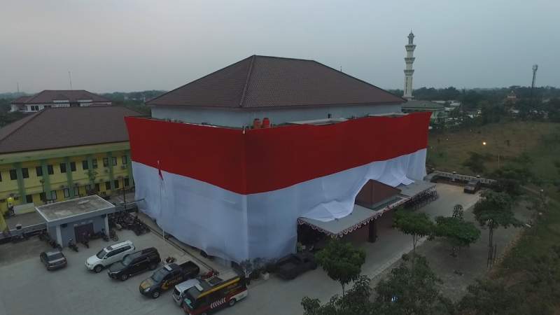 Bendera raksasa di Mapolresta Tangerang.