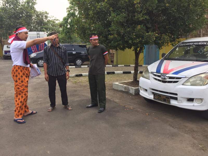 Sambut Hari Kemerdekaan, Petugas Pelayanan Sat Lantas Polresta Tangerang Kenakan Kostum Pejuang