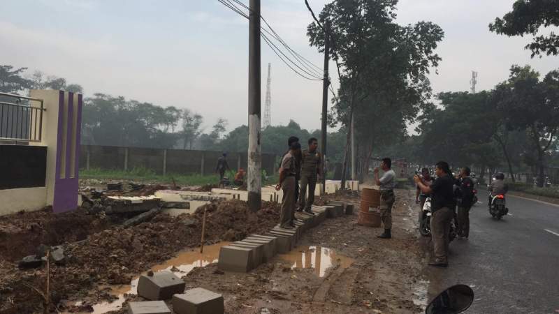 Diterjang Hujan, Pagar Kantor Kecamatan Cikupa Roboh