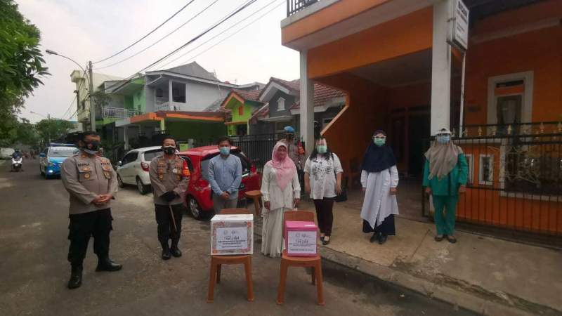 Foto : Bhayangkari Daerah Banten dan Cabang Kota Tangerang Beri Bantuan untuk Anggota yang Berprofesi sebagai Nakes