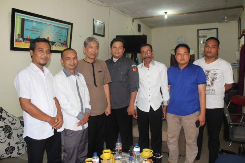 Bawaslu dengan PWI Kabupaten Tangerang foto bersama usai kunjungan. 