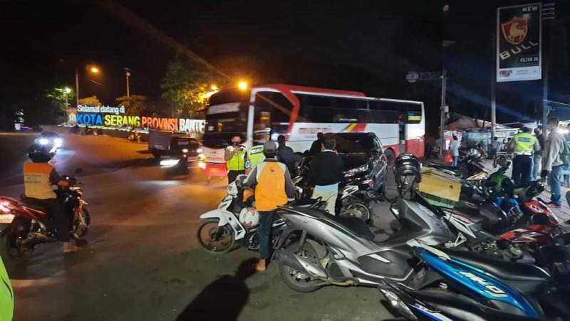 Foto : Ditlantas Polda Banten Lakukan Patroli Protokol Kesehatan di Terminal Pakupatan
