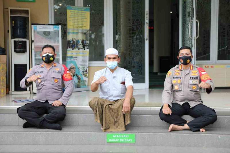 Laksanakan Pos Sajam, Kapolresta Tangerang cek Prokes masjid At Taqwa