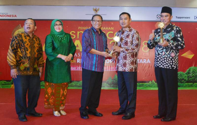 Wakil Bupati Tangerang Terima Piagam Smesco Award 2018