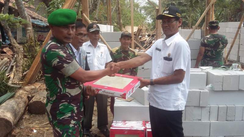 Penyerahan bantuan material dari Kodim 0510/Tigaraksa untuk pembangunan rumah.