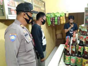 Foto : Petugas Polisi Resort Cilegon Sedang Melaksanakan Operasi Miras Oplosan