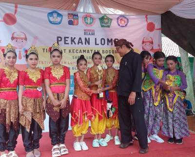 Foto Ist: Tiga siswa kontingen tari SDN Bangka 3 Kota Bogor (tengah) sukses meraih juara 3 FLS2N tingkat Kecamatan Bogor Timur, Kota Bogor.