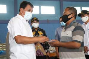 Foto : Sekda Kabupaten Tangerang Maesyal Rasyid Serahkan Bantuan Permodalan Kepada Pelaku Usaha Kecil