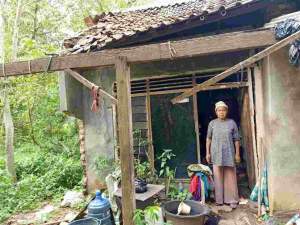 Foto : Nenek Sukarmi (73) Tahun Selama 30 Tahun Tinggal Dirumah Tidak Layak Huni