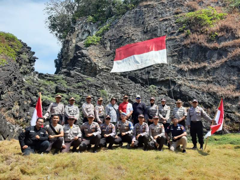Polda Banten Gelar Upacara HUT ke-74 RI di Tebing Tanjung Layar Taman Nasional Ujung Kulon