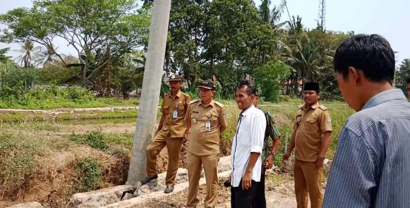 Camat Sukadiri Abdullah saat sidak di Desa Gintung terkait laporan adanya dugaan penyerobotan tanah.