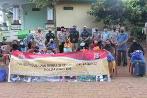 Foto : Kapolda Banten Irjen Pol Drs. Fiandar  Berikan Bantuan Kepada Masyarakat Terdampak Covid-19 di Cipocok