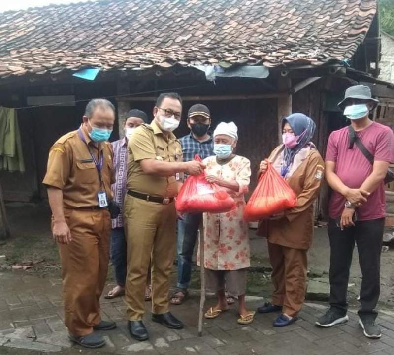 Nenek Sarnah Terharu saat Menerima Bantuan dari Pemkab Tangerang