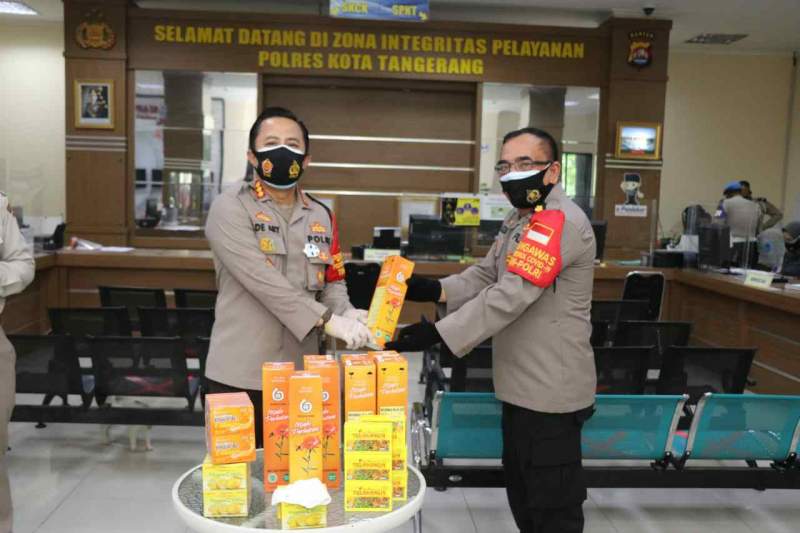 Foto : Polresta Tangerang Beri Tambahan Masker dan Suplemen Untuk Anggota