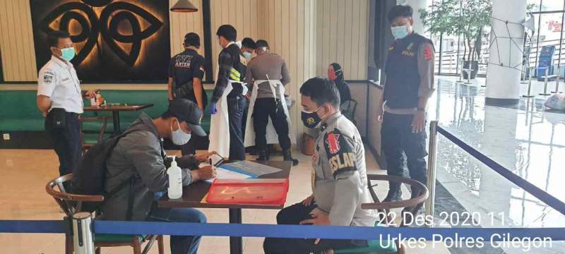 Foto : Biddokes Polda Banten Gelar Rapid Test Ab dan Rapid Test Antigen Bagi Penumpang Kapal di Dermaga Merak