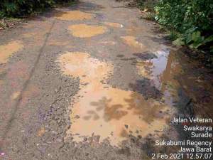 Jalan Pasir Goong-Cikupa Desa Kedaleman Tiap hari di Lewati Truk Sampah Amburadul dan Rusak Berat