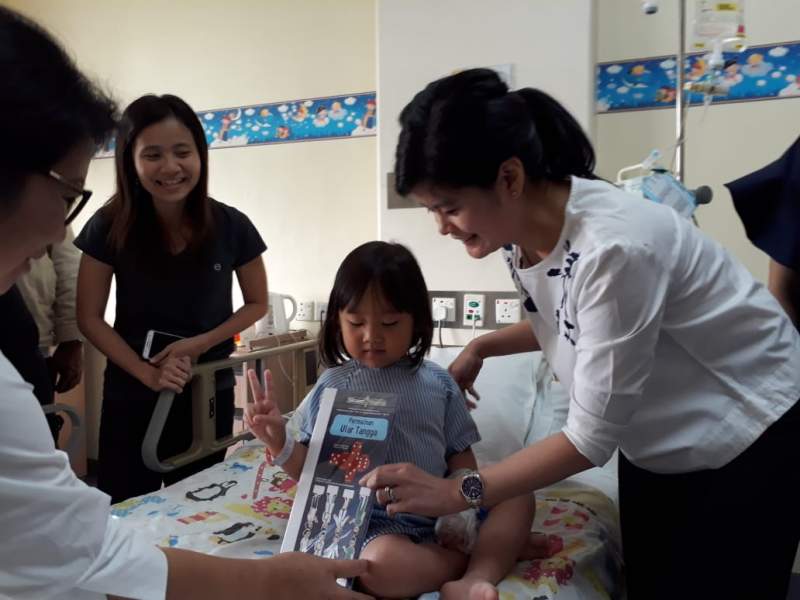 Peringati HAN, Pasien Anak di Siloam Hospitals Karawaci Diberi Hadiah